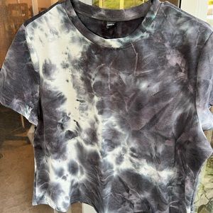 Gray/blue/white cropped tie dye t-shirt, size large.